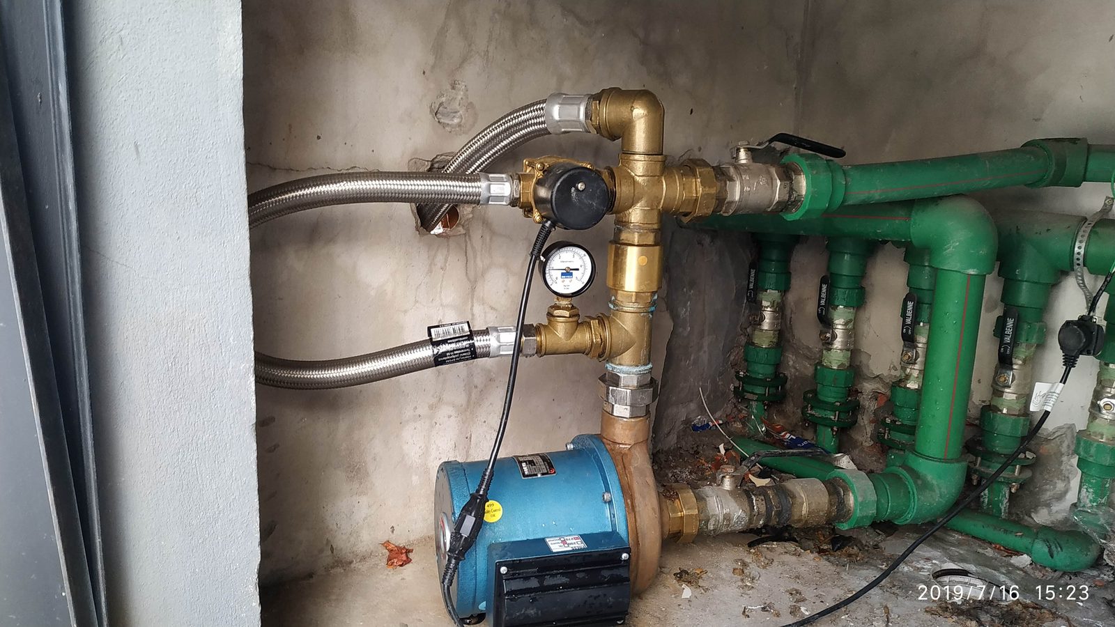 Instalación de colector y bomba presurizadora